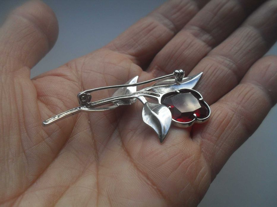 Srebrna broszka  - kwiat z rubinowym kamieniem - cena ost