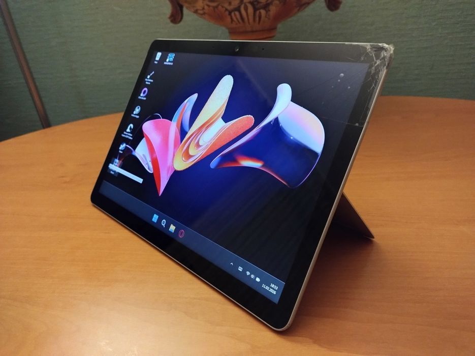 Microsoft Surface Go 2 8gb ram, 128gb  gold 4415y