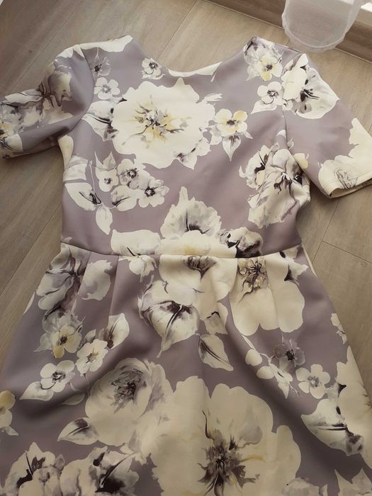 Sukienka w kwiaty zamienię za plyn do plukania tkanin