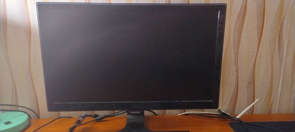 Офисный компьютер с монитором