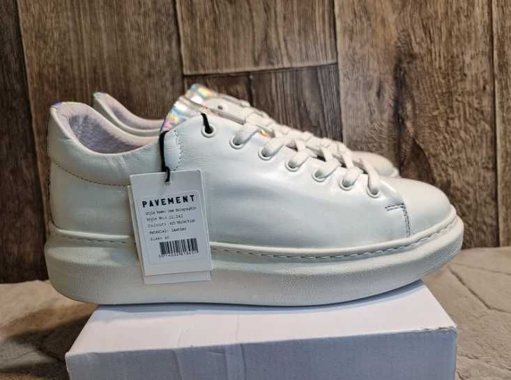 Białe skórzane buty sneakersy Pavement Dee Holographic 40