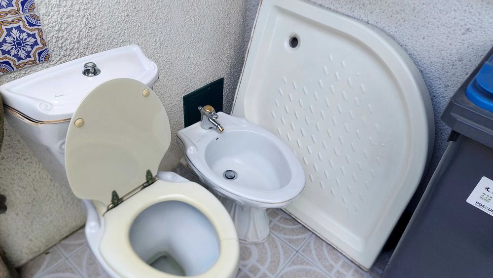 Conjunto de casa de banho (sanita, autoclismo, bidé e base de duche)