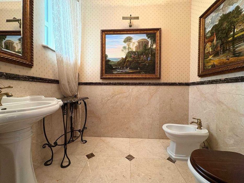 Продаж будинку 355 м² та 21 сот. землі у с. Конопниця