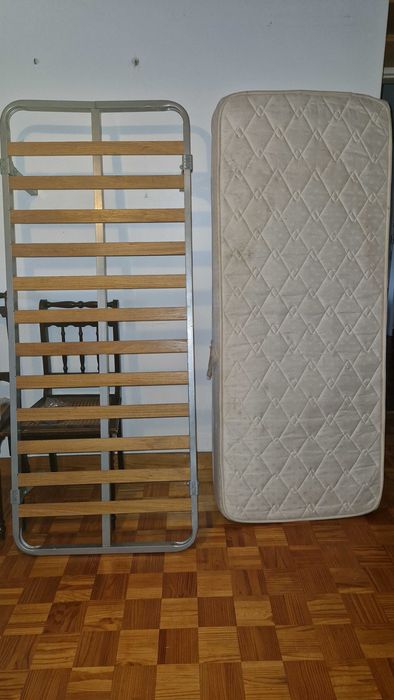 Cama single com colchão em muito bom estado