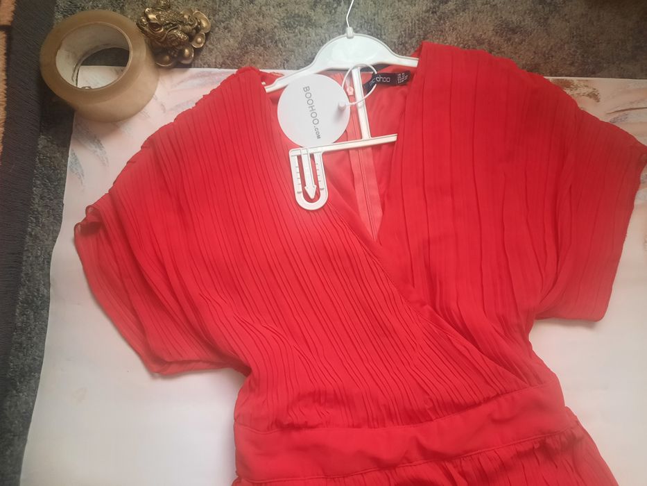 Красивейшее красное платье плиссировка.42-44.