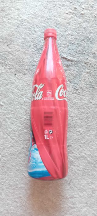 Sprzedam pustą butelkę po Coca-Coli.