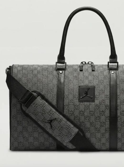 Спортивна сумка через плече Jordan Duffle Monogram у темно-сірому кольорі.