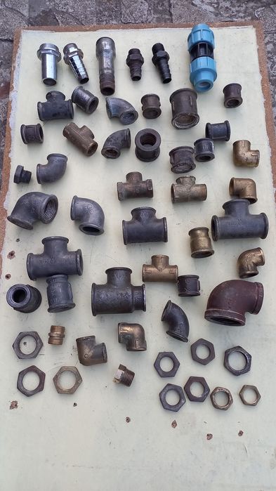 Смеситель умывальника,патрубки-штуцера, муфты,краны и шланги воды