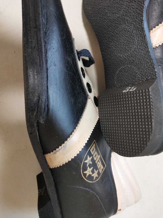 Продам лыжные ботинки и лыжные палки.