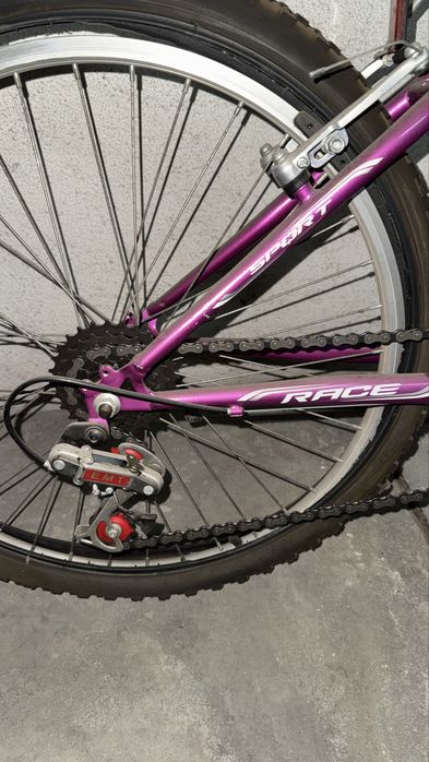 Bicicleta EMT roxa e preta