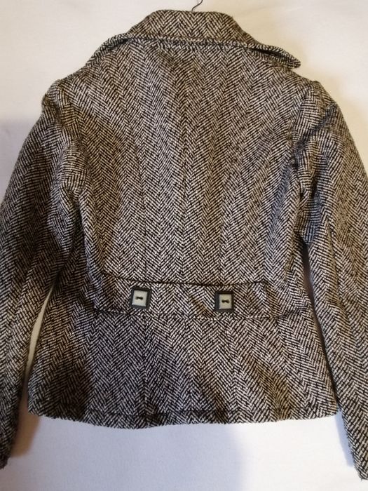 Casaco de fazenda curto, cintado,tamanho 38, preto e branco pérola.