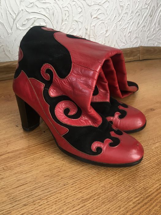 Шкіряні чоботи.