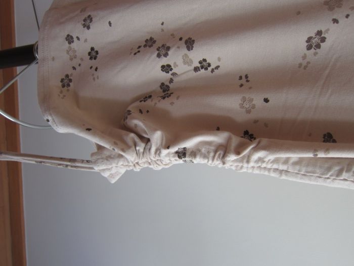 Blusa de Senhora com decote e costas em bico Caveada Beje com Flores C64575303286017123