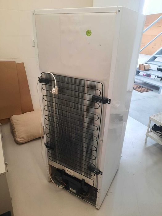 Frigorífico VOX 225L - Excelente Estado Estético. Oportunidade para quem procura um frigorífico a um preço reduzido.