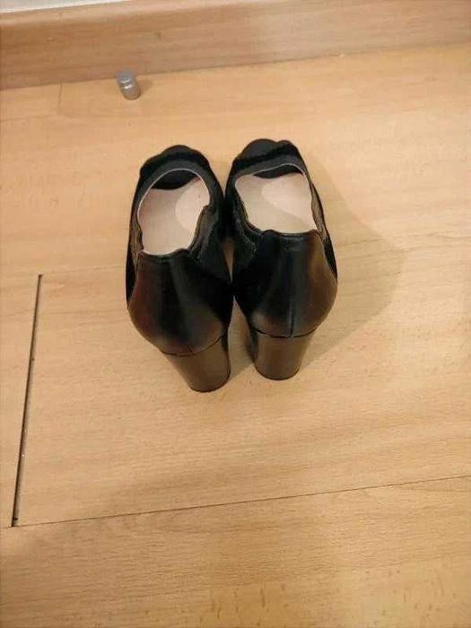 Sapatos de salto médio tipo peep toe e com diferentes materiais como camurça