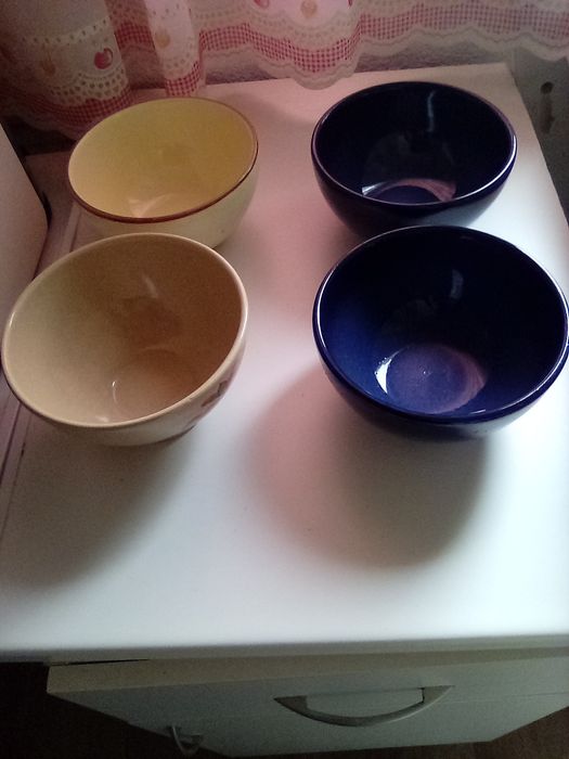 Potes e cumbucas e chávenas de porcelana