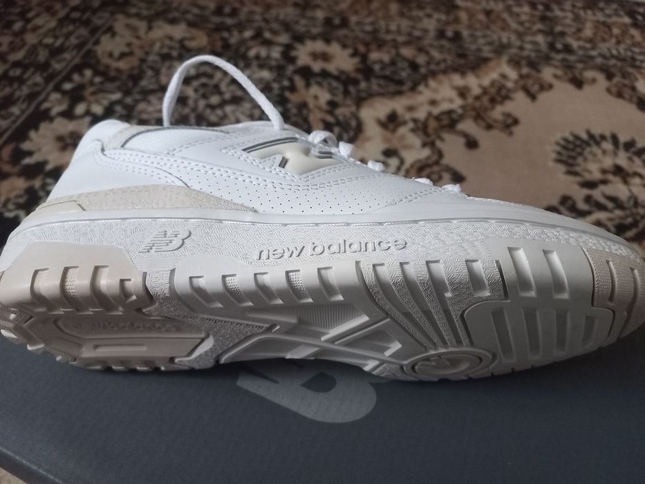 Білі кросівки New Balance