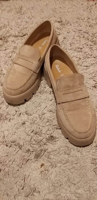 Бежеві лофери (туфлі)