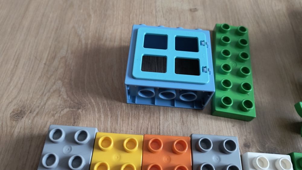 Duży zestaw LEGO DUPLO – mix klocków + samolot, figurka, dodatki