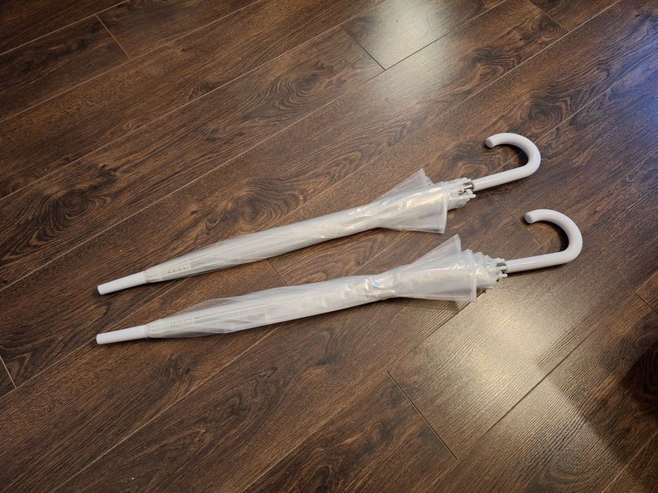 Dwa przezroczyste parasole