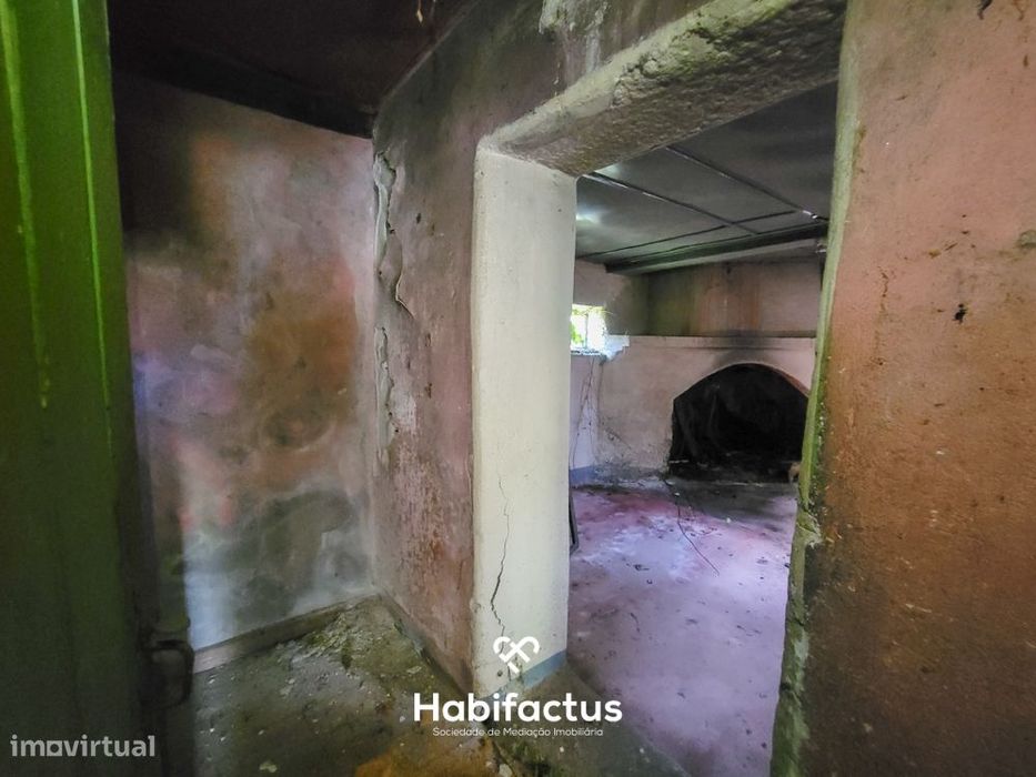 Moradia Isolada T2, para Reconstrução, c/ Varanda e 2 Terrenos á Venda