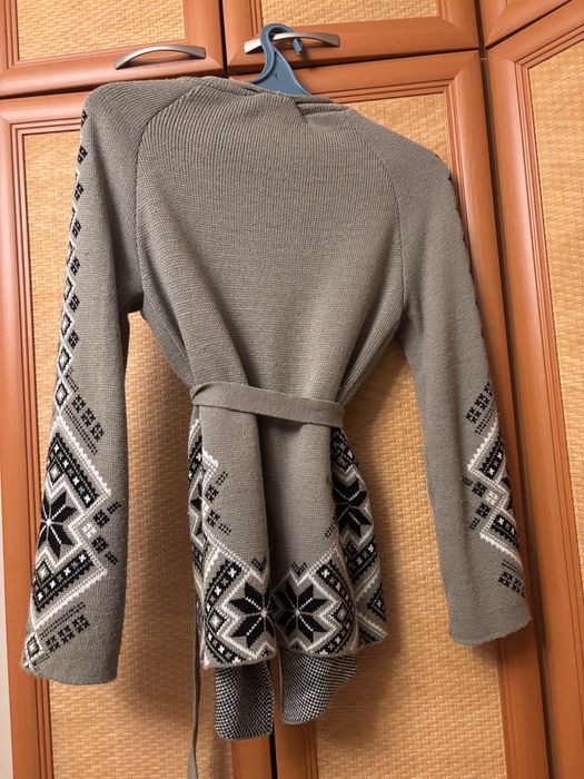 Вʼязаний кардиган з вишивкою