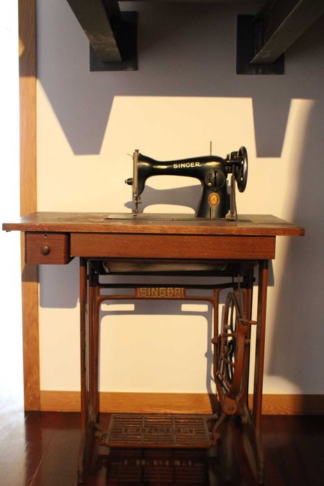Máquina de costura antiga da marca Singer