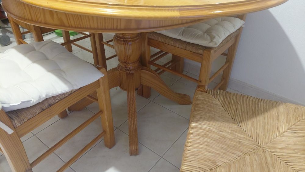 Mesa com 4 cadeiras
