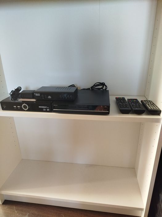 Odtwarzacz DVD i Tuner DVB-T 2  z pilotami
