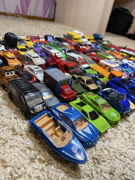 Маленькі машинки. В хорошому стані.