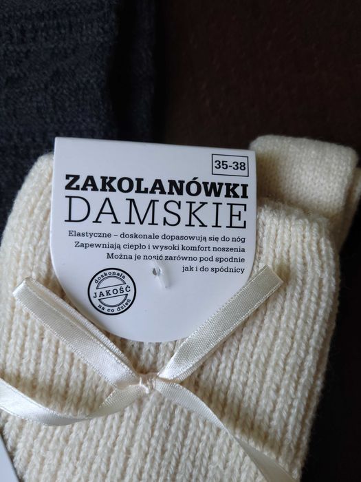 Zestaw trzech par nowych zakolanówek damskich.