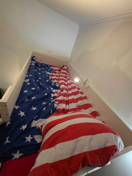 Cama alta branca com secretária integrada