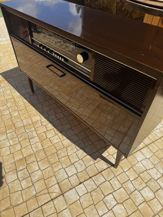 Movel aparador com radio e gira discos