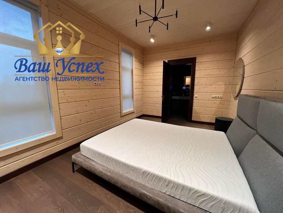 Продажа современного дома в городке с выходом на озеро.