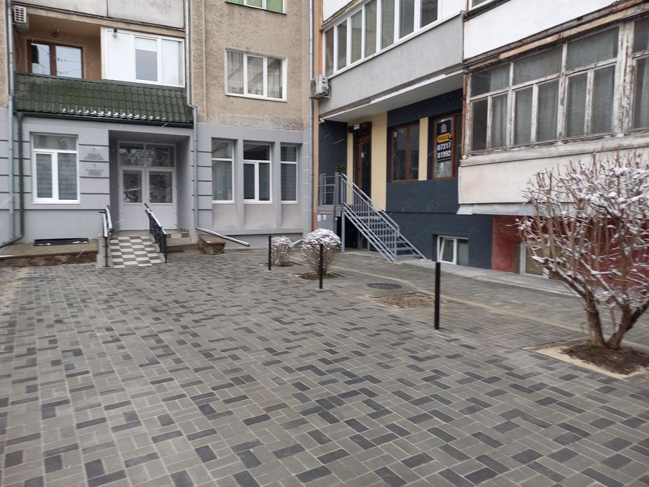 Комерційне приміщення з фасадним входом біля стометрівки