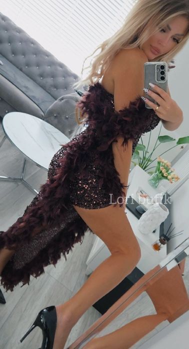 Sukienka wieczorowa czekolada cekiny pióra rozporek