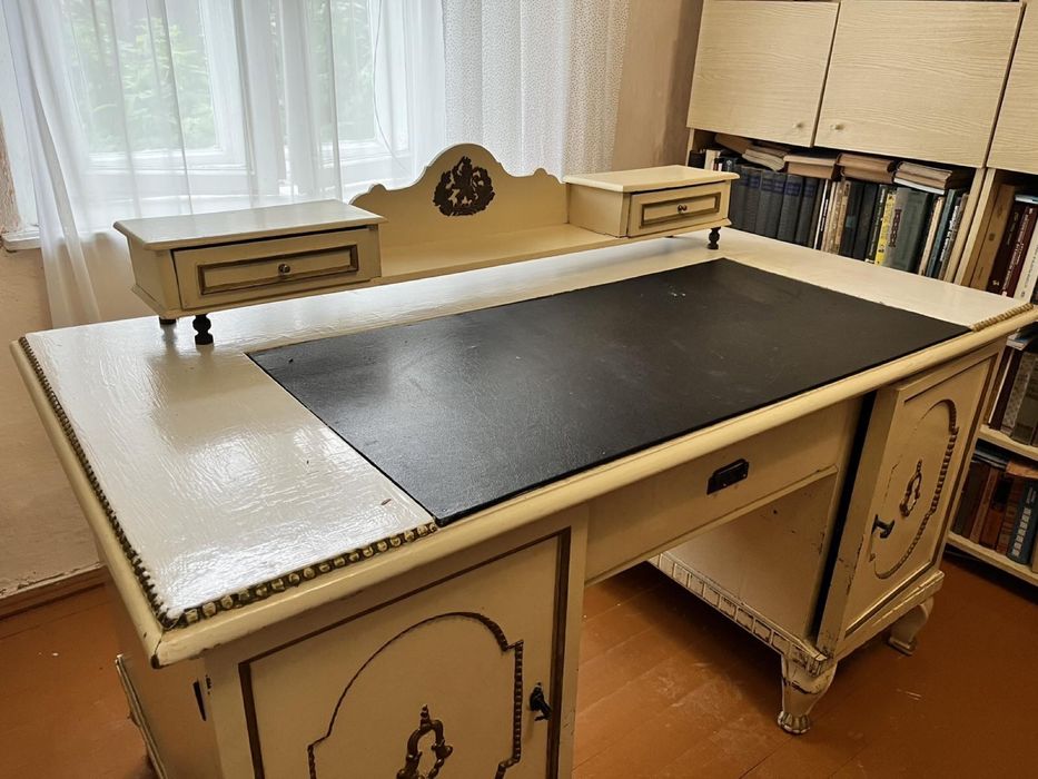 Антикварний дерев‘яний стіл