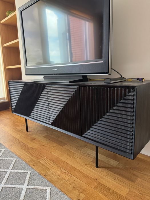 Movem de televisão em madeira