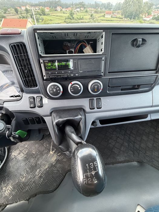 Mitsubishi Fuso com grua de 12M estrado