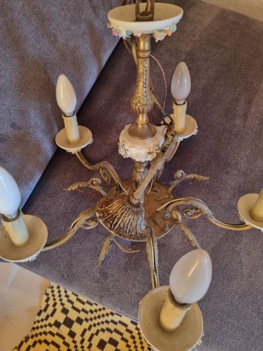 Candeeiro com trabalhados em porcelana