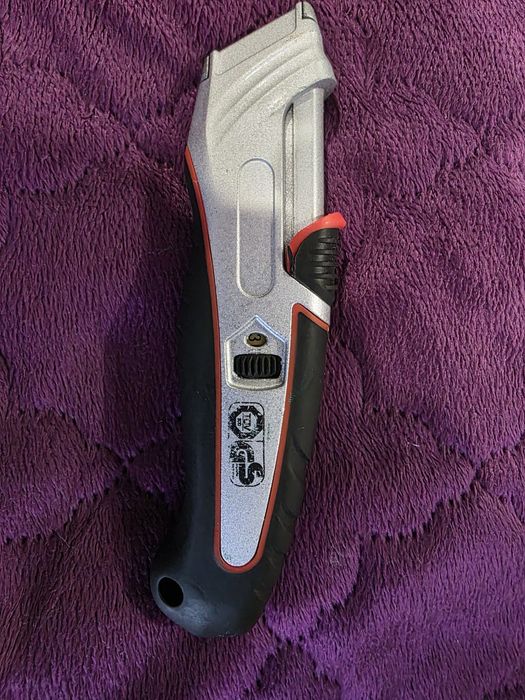 Nóż introligatorski nożyk do tapet Tapeciak  metalowy solidny