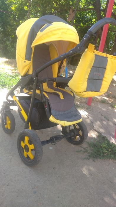 Продаємо дитячу колесницю