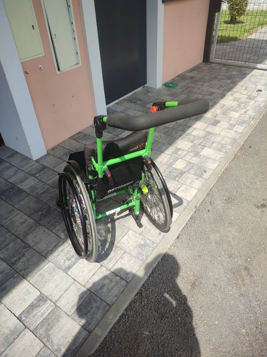 Wlózek inwalidzki dziecięcy