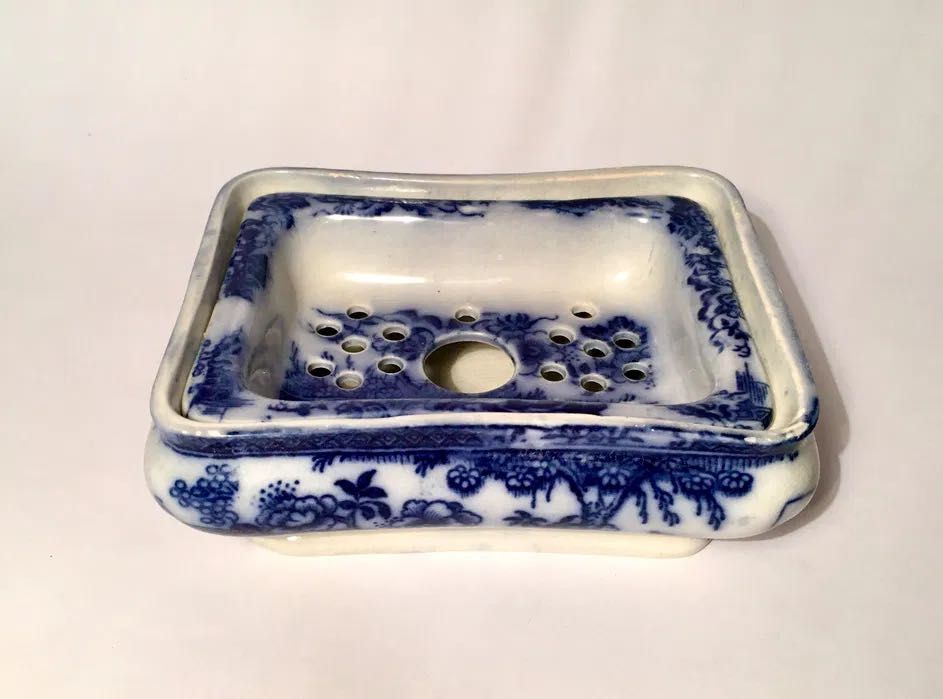 SABONETEIRA - antiga - motivos naturalistas em branco e azul