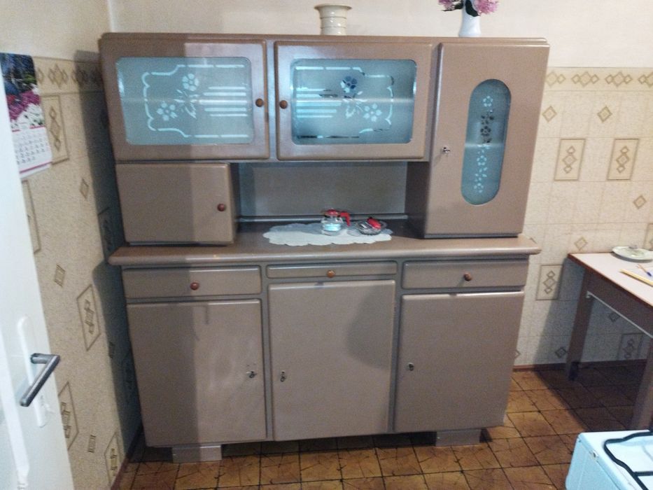 Kredens z czasów prl