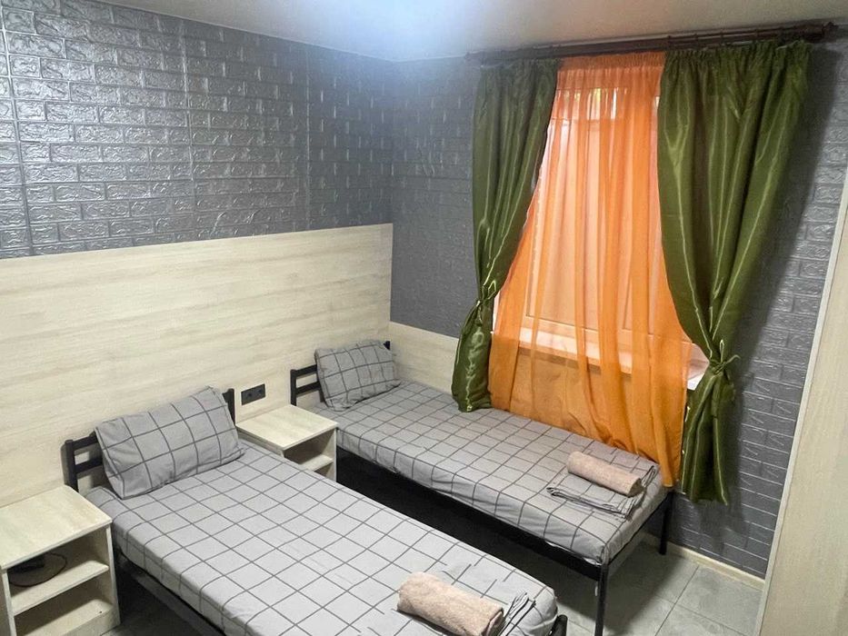 Оренда студії  в цоколі-дешева ціна (з великим вікном)