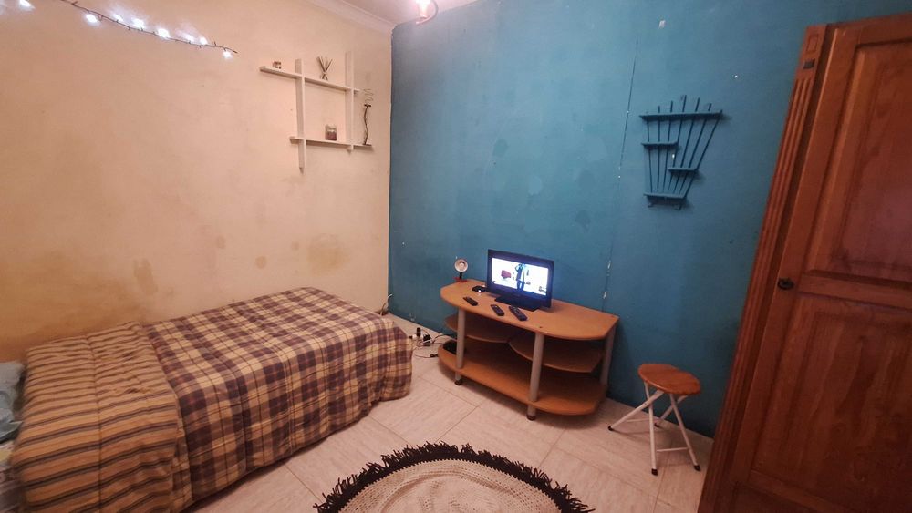 Quarto bem localizado perto de transportes.