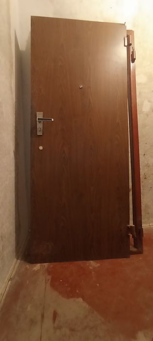 Продам железную дверь