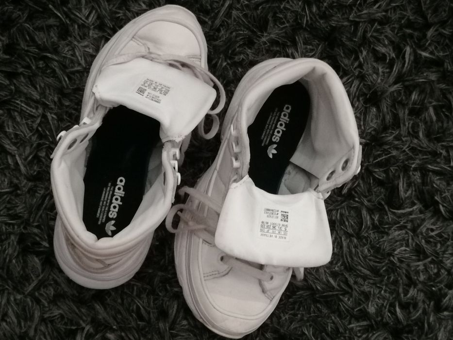 Vendo SAPATILHAS brancas da marca ADIDAS numero 36 como novas.