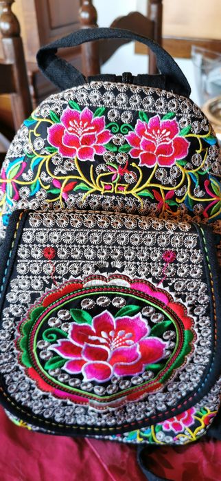 Mochila bordada colorida